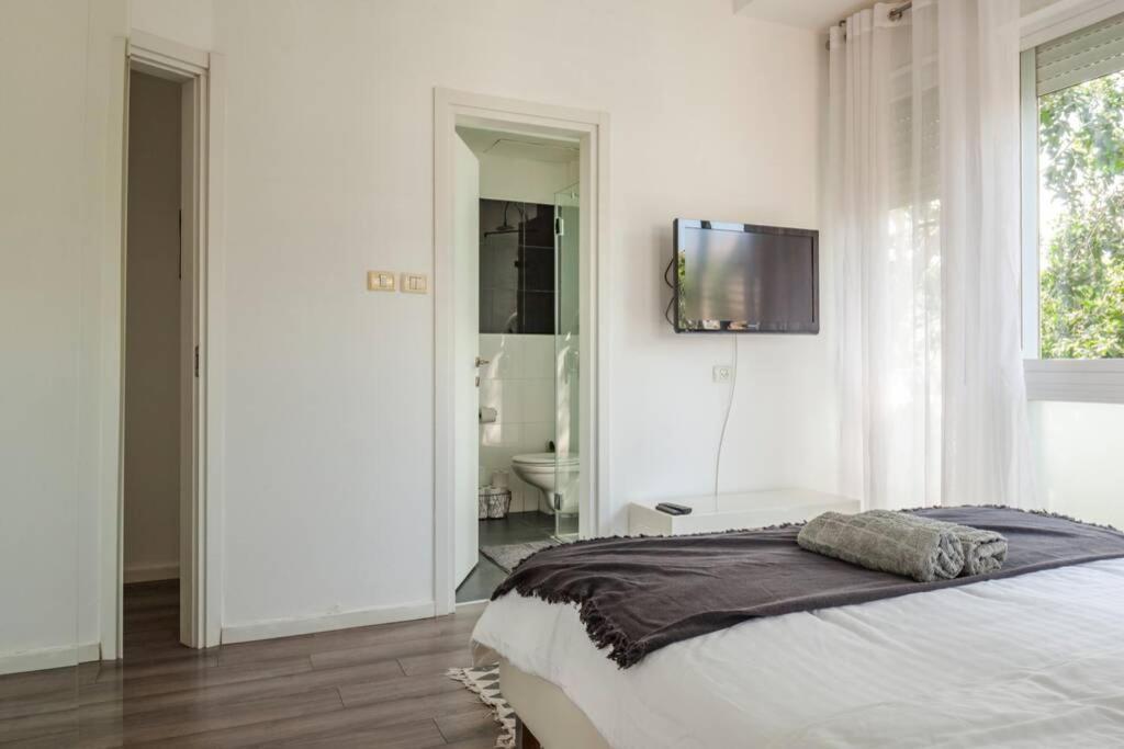 Big Apartment Next To Gordon Beach Plus Free Parking Тель-Авів Екстер'єр фото