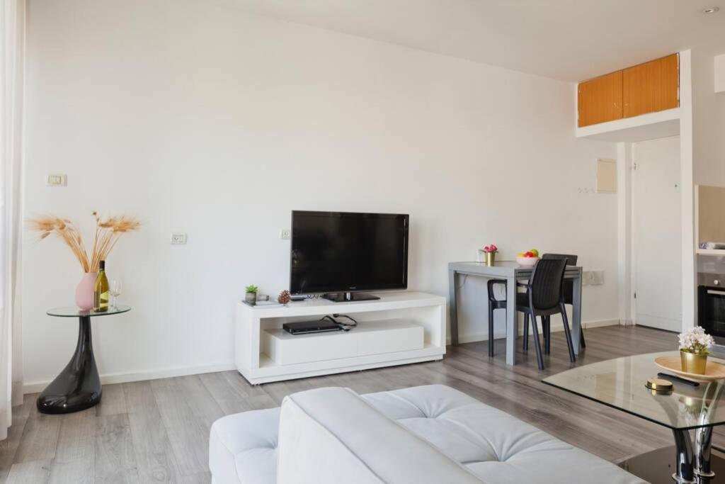 Big Apartment Next To Gordon Beach Plus Free Parking Тель-Авів Екстер'єр фото