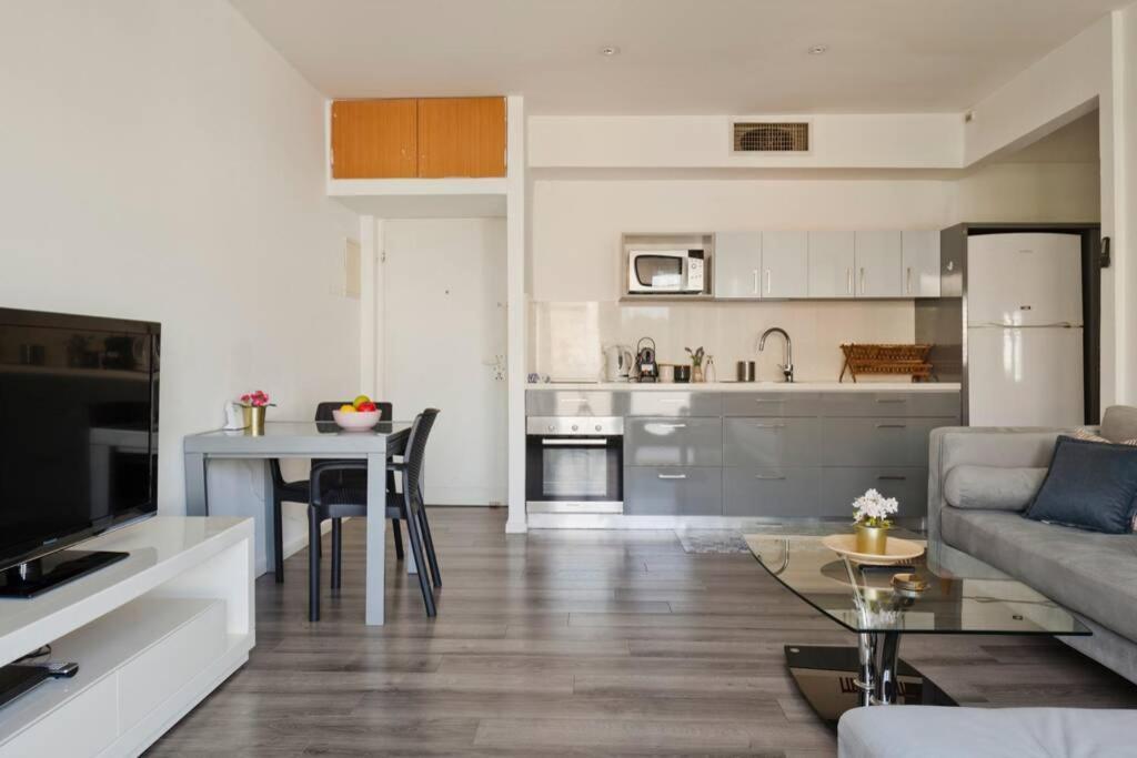 Big Apartment Next To Gordon Beach Plus Free Parking Тель-Авів Екстер'єр фото